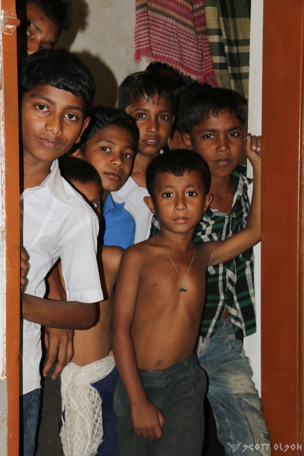 kids-bangladesh-spying-on-american-visitor